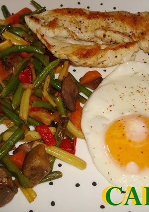 Una foto de Verduras salteadas con pollo y huevo a la plancha