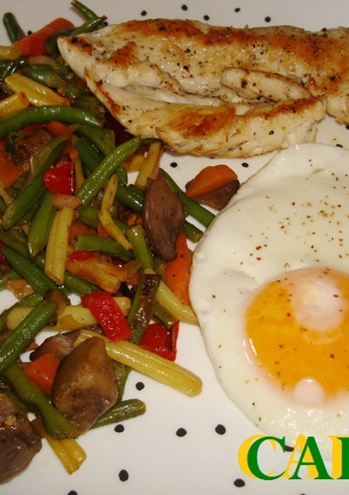 Una foto de Verduras salteadas con pollo y huevo a la plancha