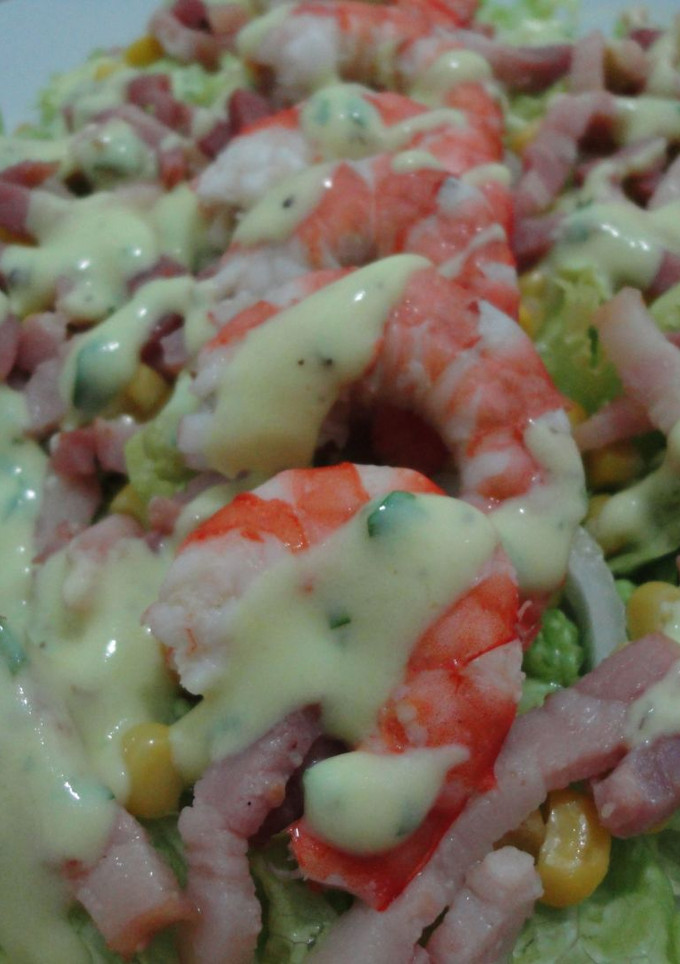 Una foto de Ensalada de langostinos templada