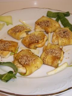 Una foto de Libritos de calabacín y queso con sésamo