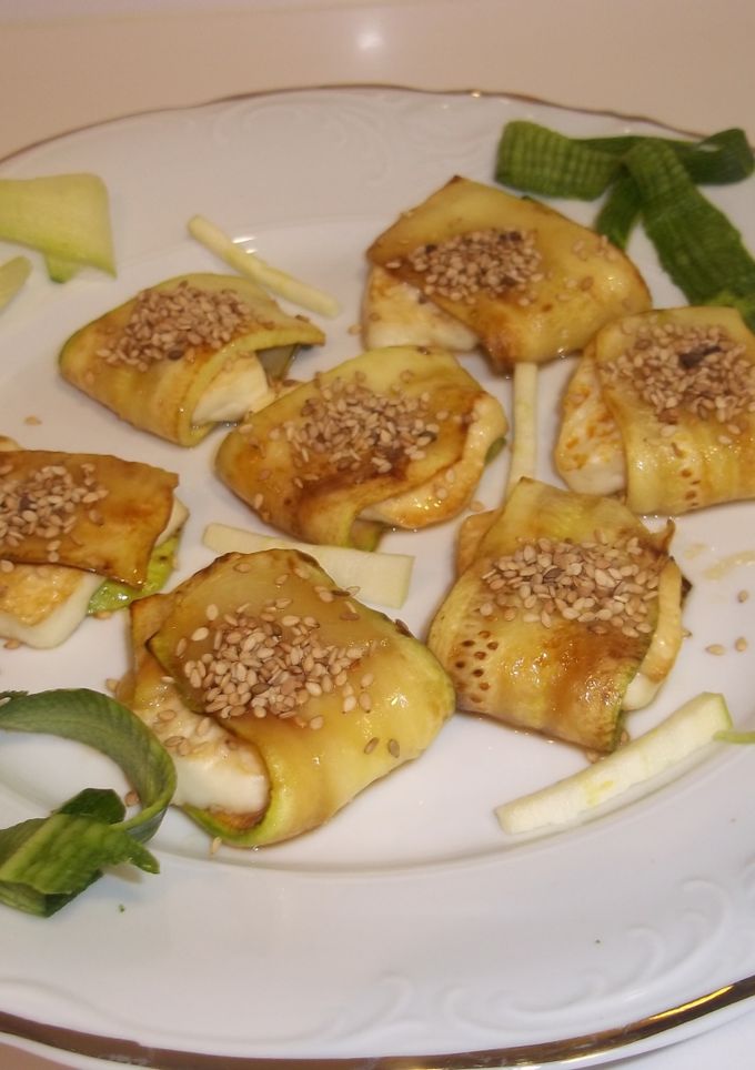 Una foto de Libritos de calabacín y queso con sésamo