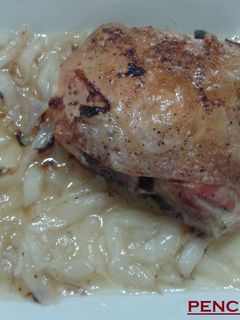 Una foto de Contramuslos de pollo y cebollas confitados en grasa de oca