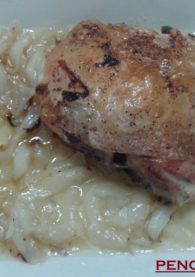 Una foto de Contramuslos de pollo y cebollas confitados en grasa de oca