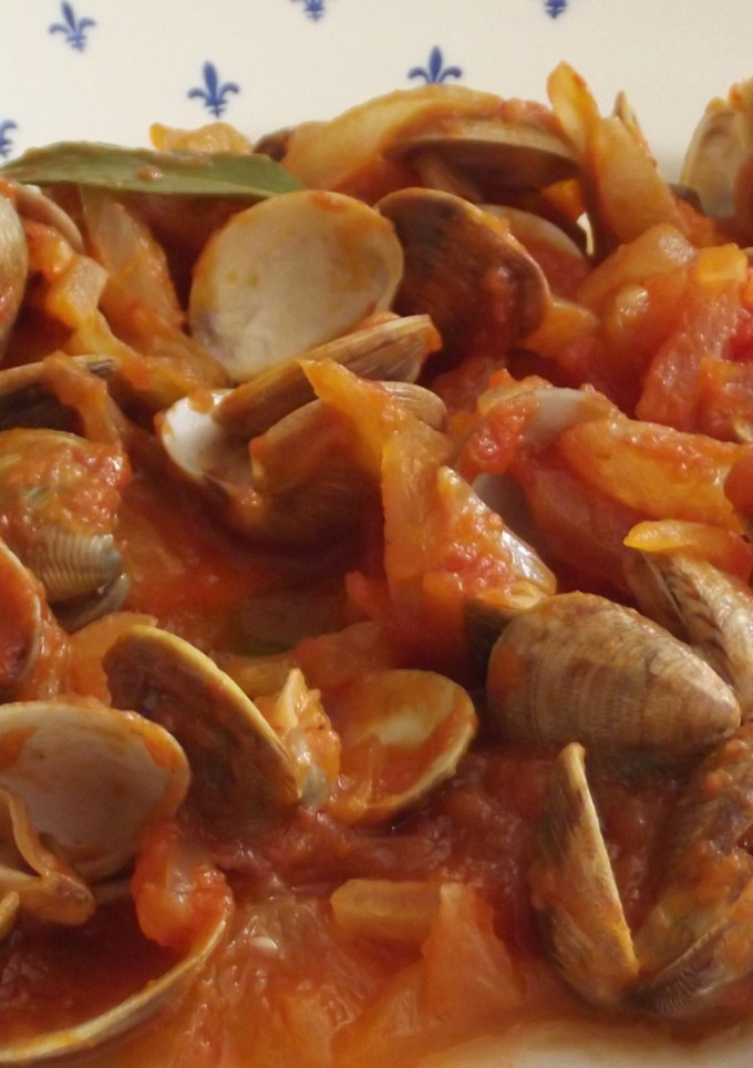 Una foto de Almejas con cebolla, tomate y laurel