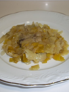 Una foto de Bonito con cebolla, puerro y vino
