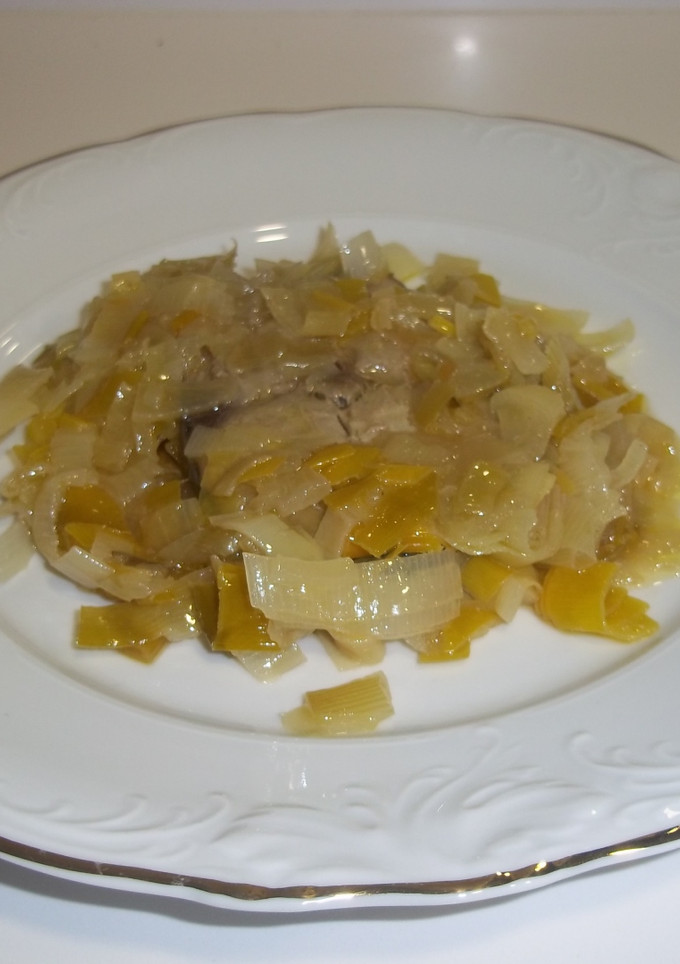 Una foto de Bonito con cebolla, puerro y vino