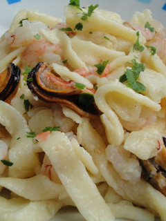 Una foto de Pasta fresca con mariscos y salsa de ajo y aceite