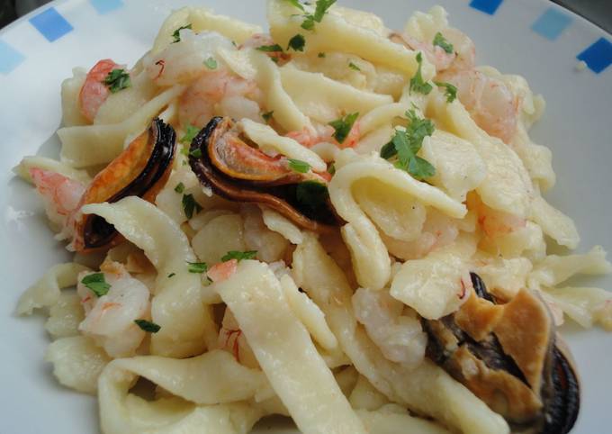 Pasta fresca con mariscos y salsa de ajo y aceite Receta de Rebe- Cookpad