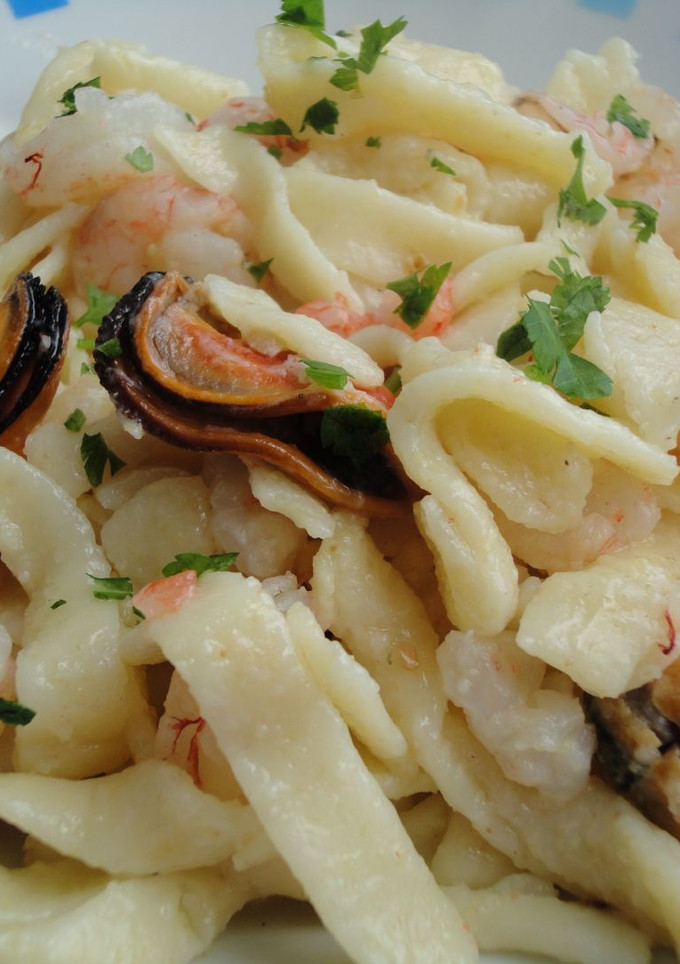 Una foto de Pasta fresca con mariscos y salsa de ajo y aceite