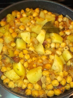 Una foto de Potaje de garbanzos con patata