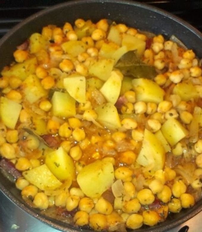Foto principal de Potaje de garbanzos con patata