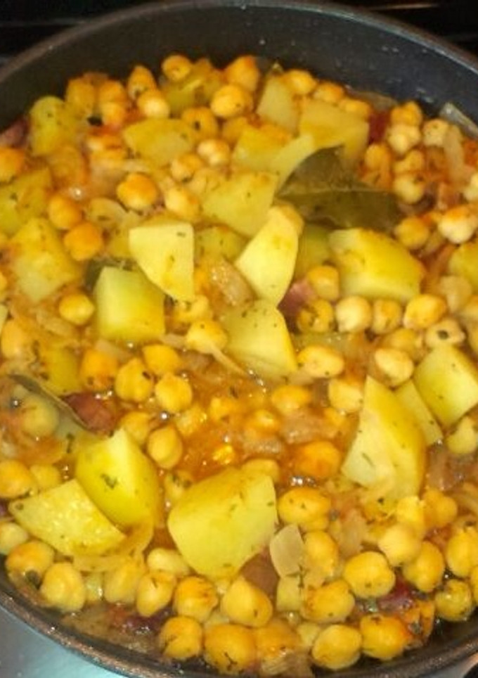 Una foto de Potaje de garbanzos con patata