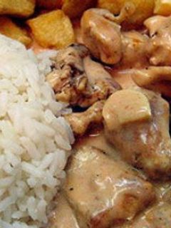 Una foto de Pollo en salsa de hongos