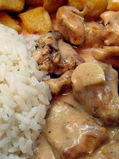 Una foto de Pollo en salsa de hongos