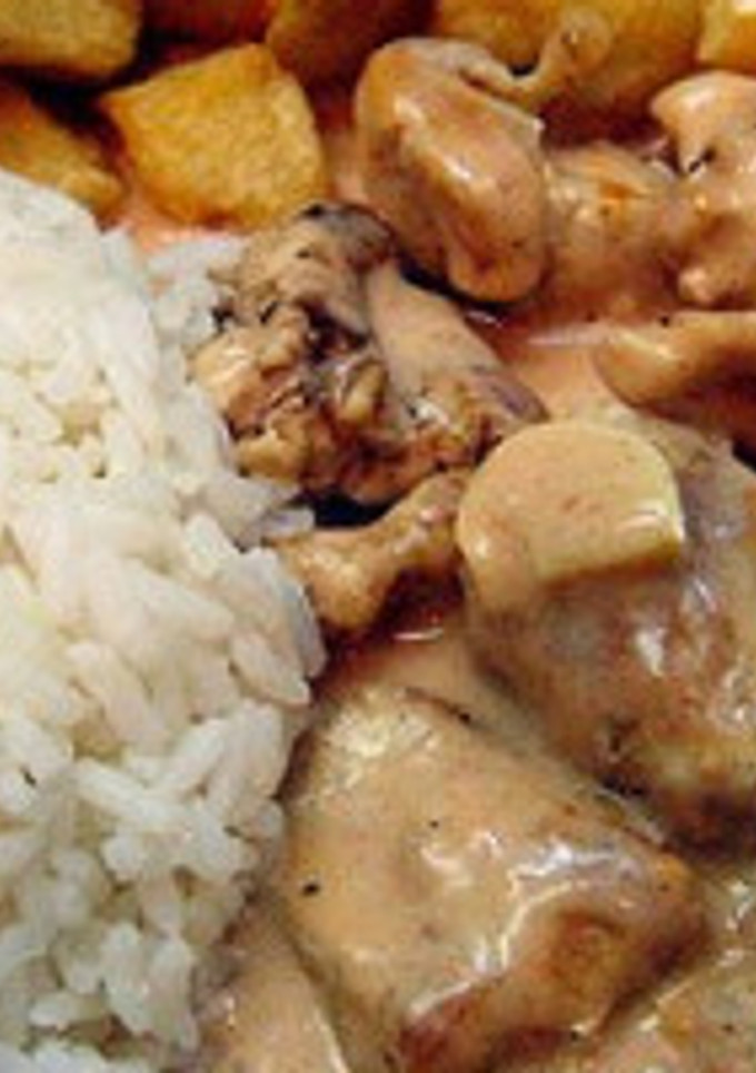 Una foto de Pollo en salsa de hongos