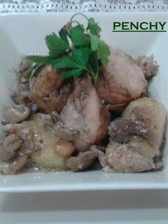 Una foto de Jamoncitos de pollo con setas al vino tinto