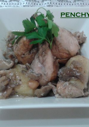 Una foto de Jamoncitos de pollo con setas al vino tinto