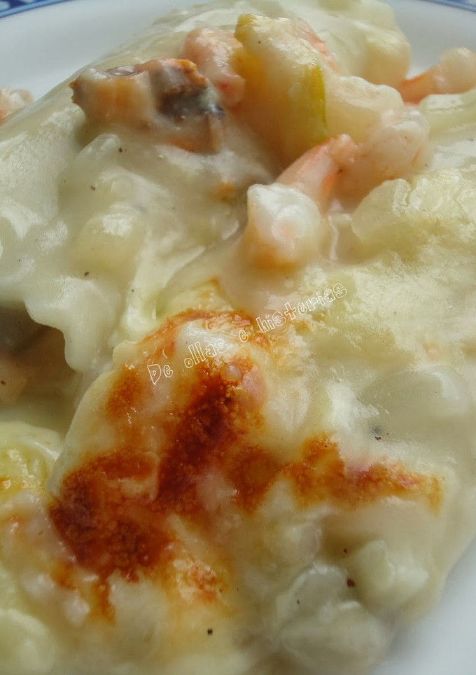 Una foto de Canelones rellenos de marisco con salsa