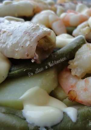 Una foto de Ensalada templada de la huerta y el mar