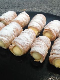 Una foto de Cañitas de hojaldre rellenas de crema