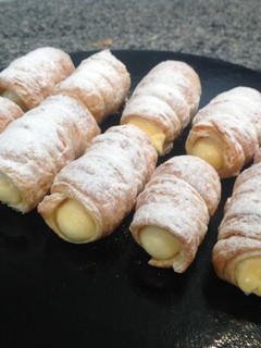 Una foto de Cañitas de hojaldre rellenas de crema