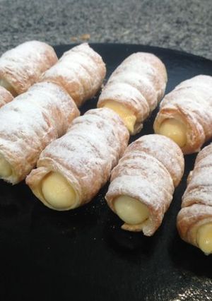Una foto de Cañitas de hojaldre rellenas de crema
