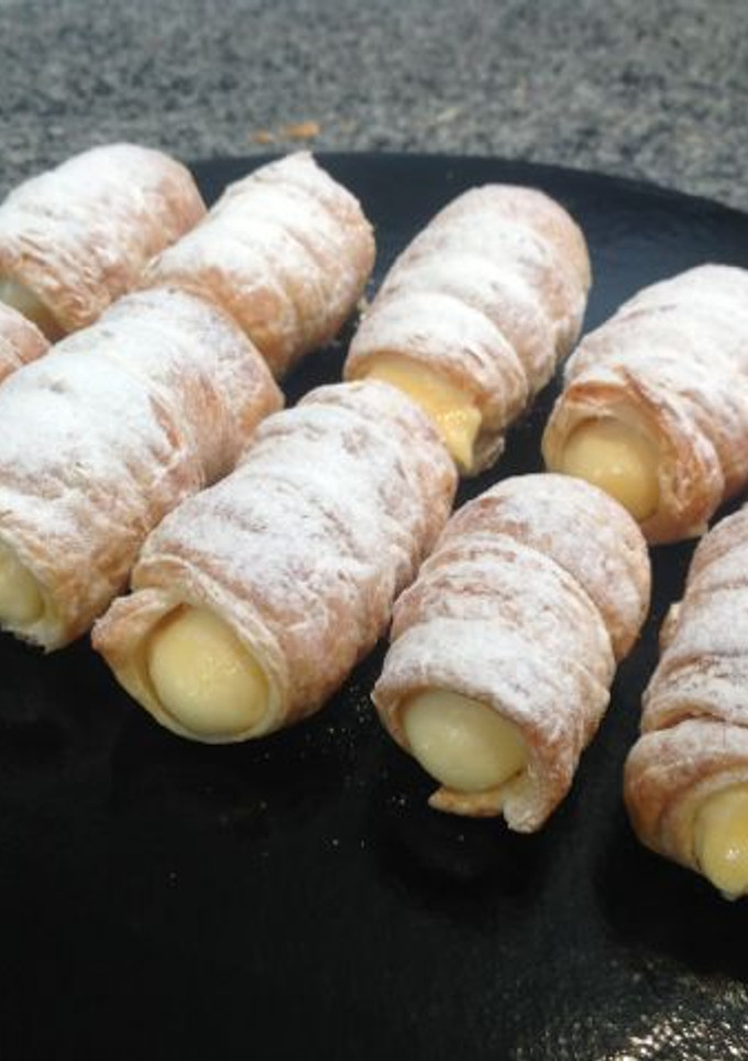 Una foto de Cañitas de hojaldre rellenas de crema