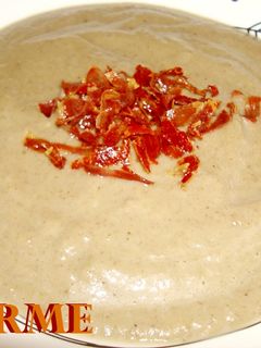 Una foto de Crema de berenjena con crujiente de jamón