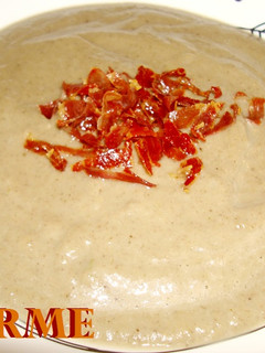 Una foto de Crema de berenjena con crujiente de jamón