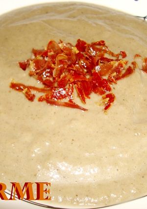 Una foto de Crema de berenjena con crujiente de jamón