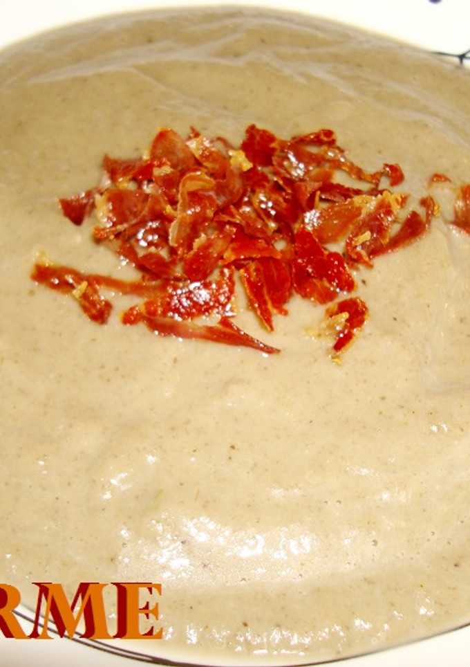 Una foto de Crema de berenjena con crujiente de jamón