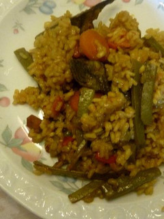 Una foto de Paella de verduras con jamón