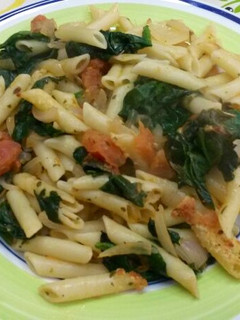 Una foto de Macarrones con espinacas y tomate fresco