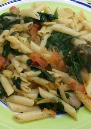 Una foto de Macarrones con espinacas y tomate fresco