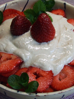 Una foto de Postre ligth de fresas con yogur