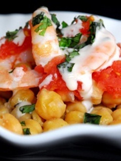 Una foto de Ensalada de garbanzos con langostinos