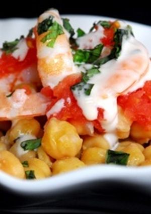 Una foto de Ensalada de garbanzos con langostinos