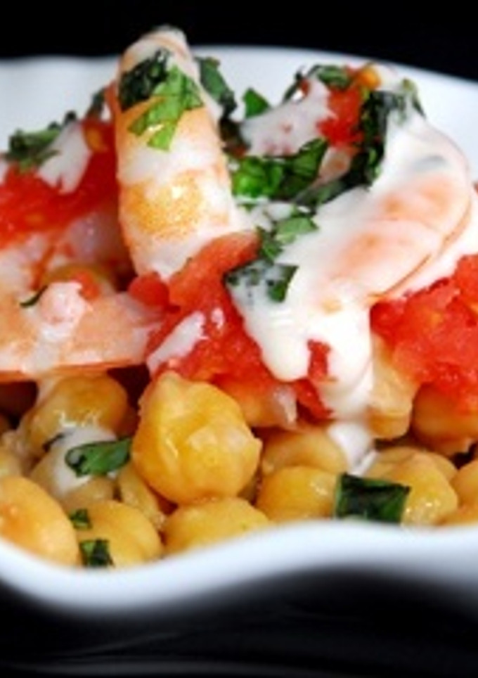 Una foto de Ensalada de garbanzos con langostinos