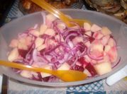 Una foto de ensalada de papa con cebolla morada
