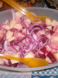 Una foto de Ensalada de papas, remolacha y cebolla morada