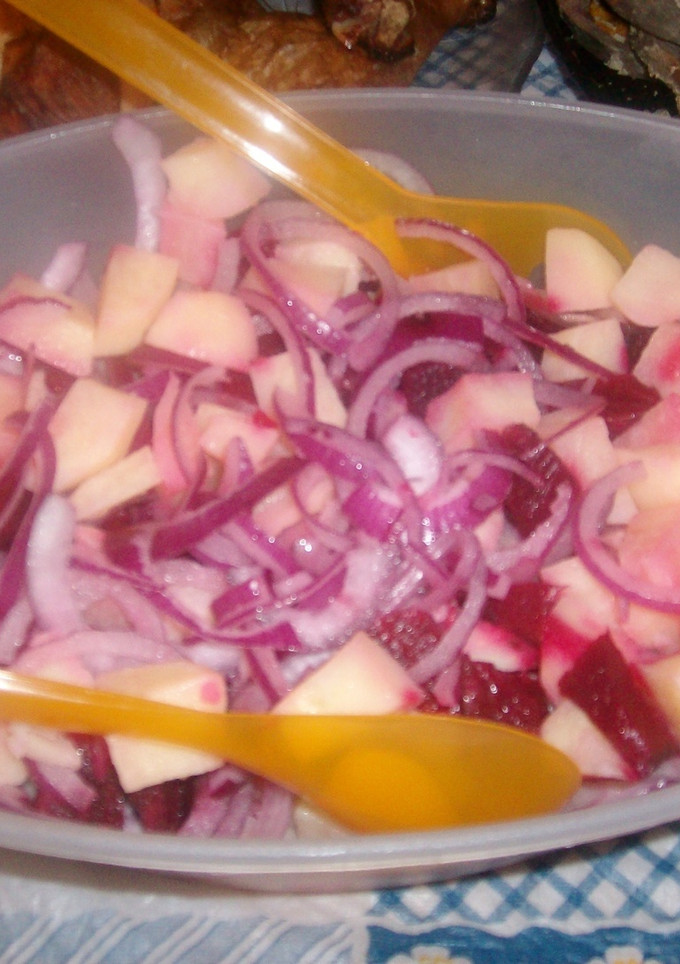 Una foto de Ensalada de papas, remolacha y cebolla morada