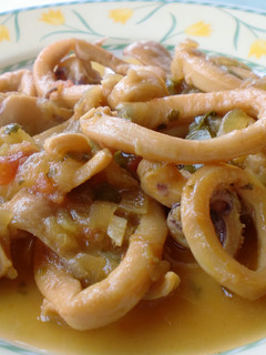 Una foto de Calamares en salsa con vino
