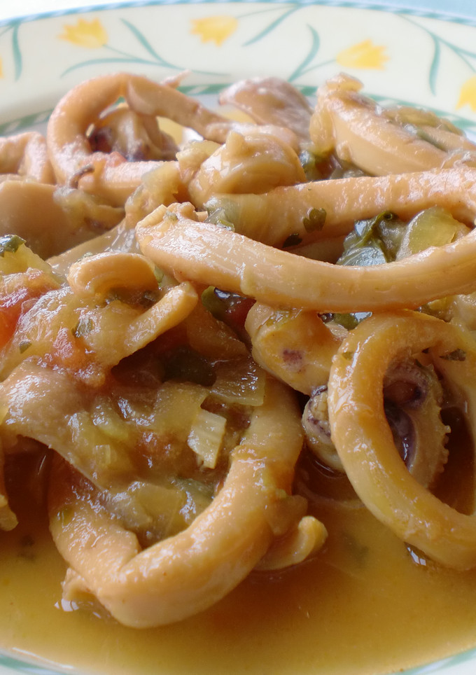 Una foto de Calamares en salsa con vino