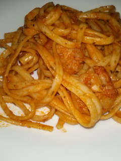 Una foto de Tallarines con salsa de tomate y gambas