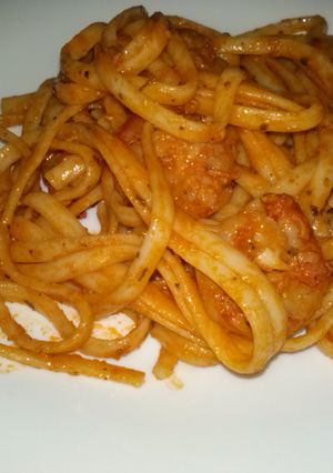 Una foto de Tallarines con salsa de tomate y gambas