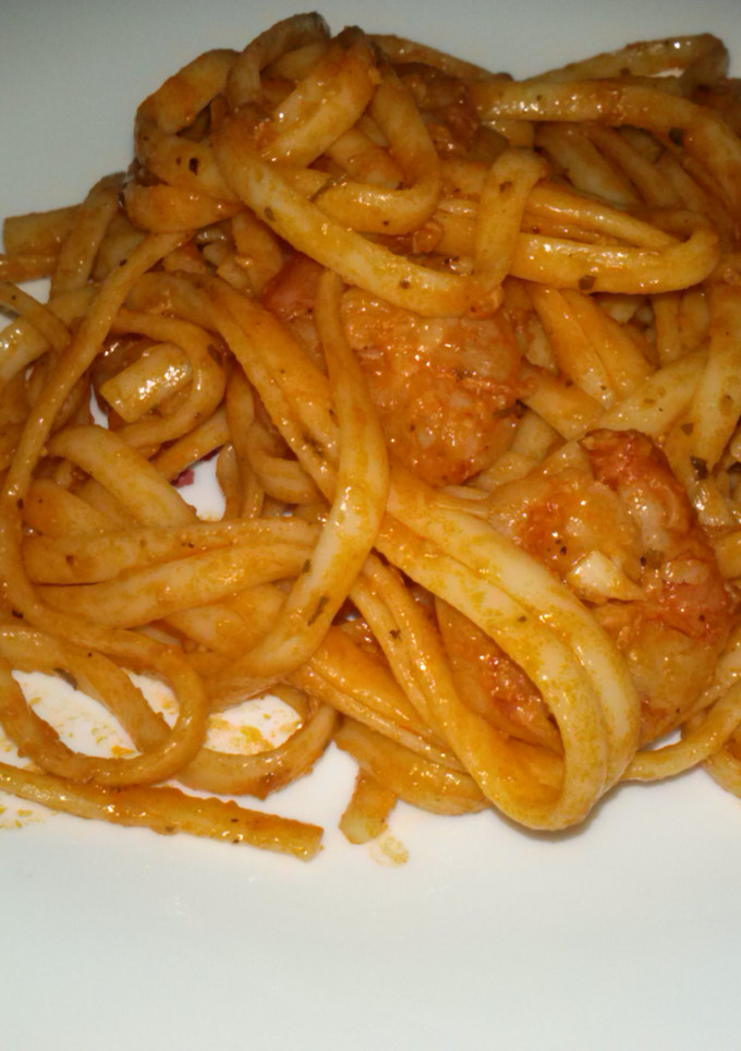 Una foto de Tallarines con salsa de tomate y gambas
