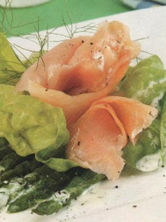 Una foto de Ensalada de espárragos y salmón