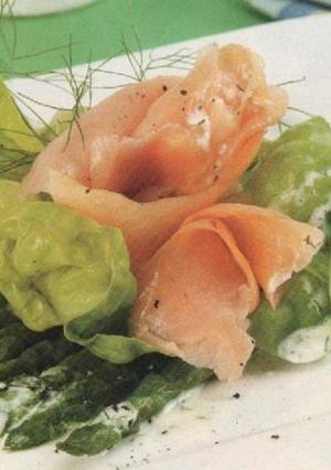 Una foto de Ensalada de espárragos y salmón