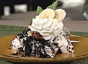 Una foto de Postre de banana con chantilly