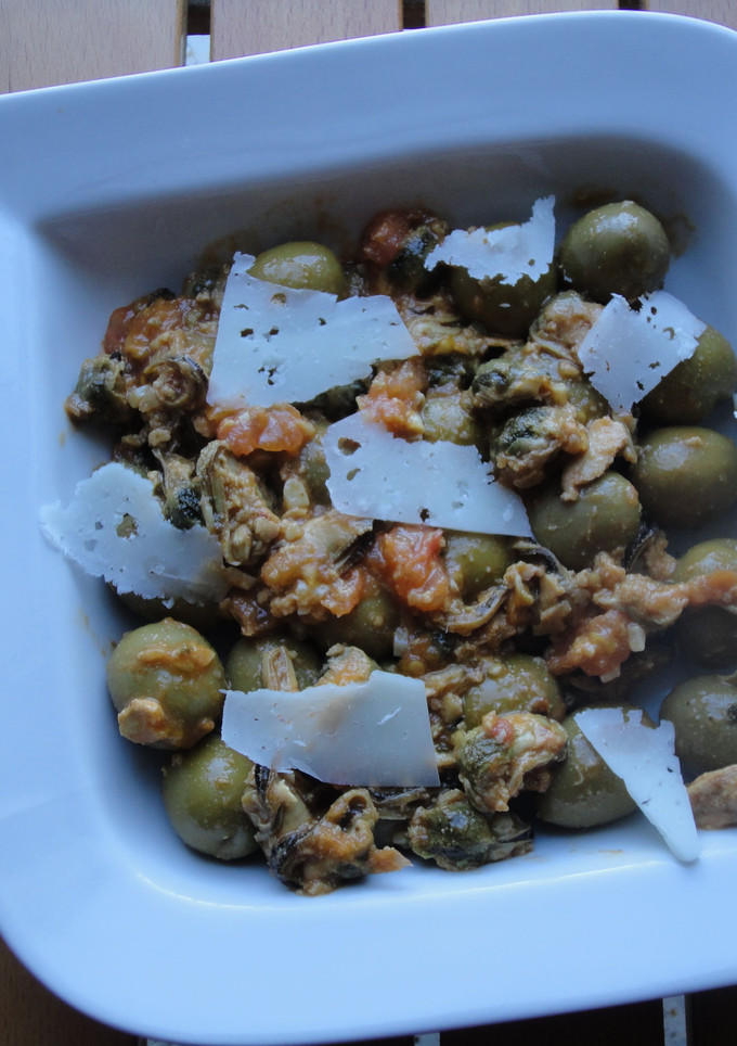 Una foto de Aceitunas con mejillones en escabeche y queso manchego